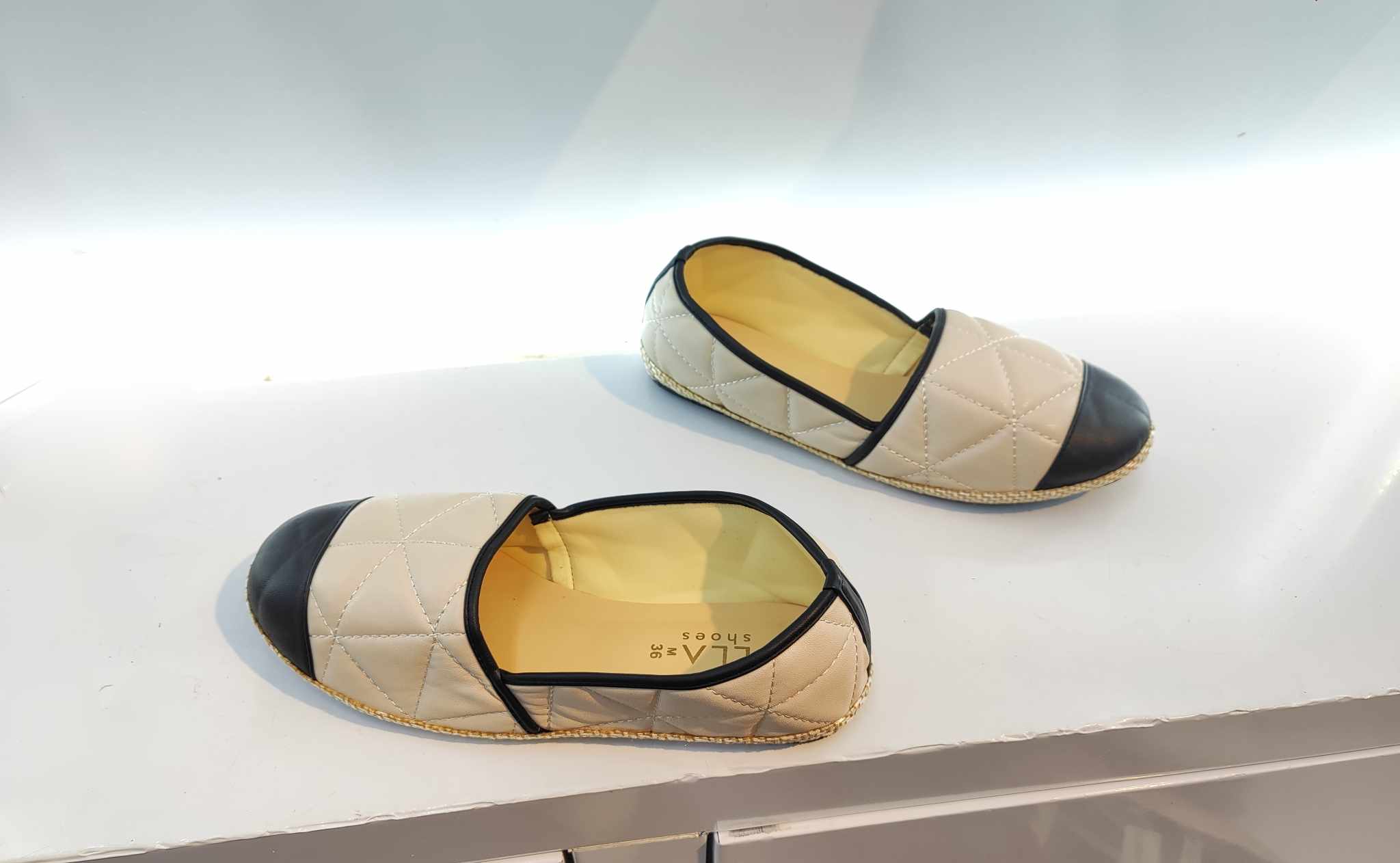 Lolla M438 Big Paung Ei Flat Shoe - Image 9